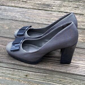 Ann Marino silver gray pumps sz 10 block heel fabric upper with bow